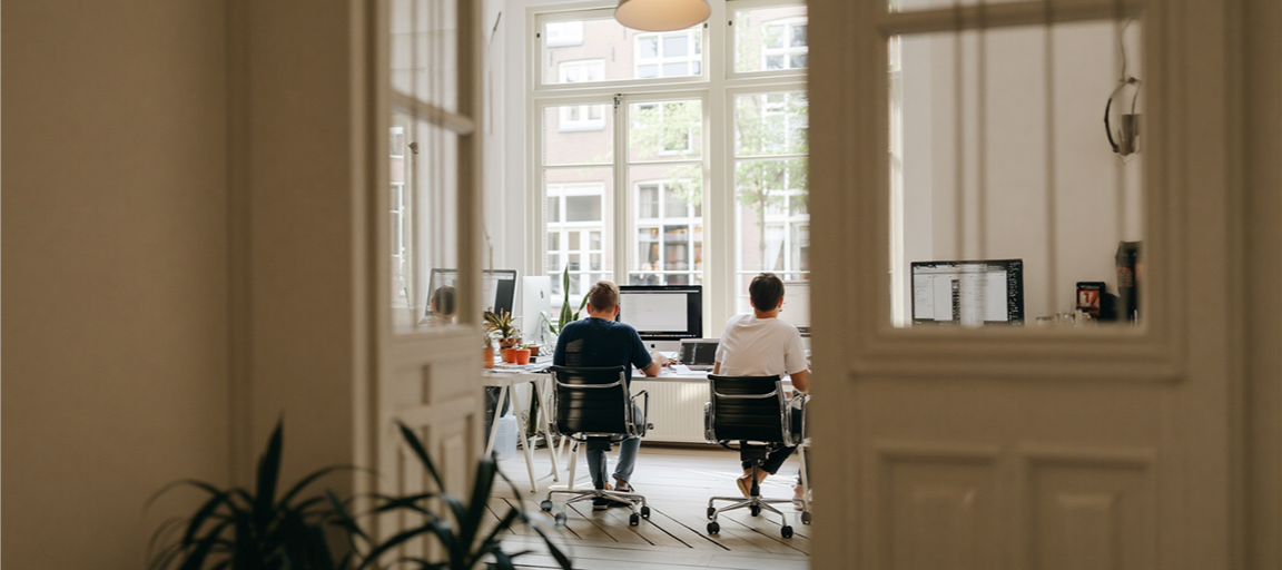 Zwei Gründer arbeiten in ihrem neuen Büro